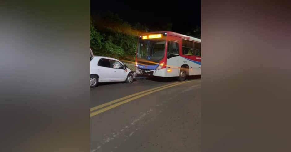 Carro bateu de frente com o ônibus