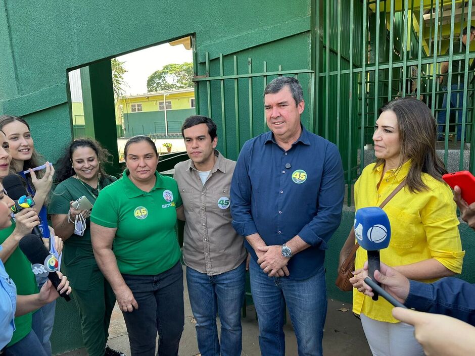 Acompanhado da 1ª dama e Beto Pereira, governador Eduardo Riedel vota em Campo Grande 