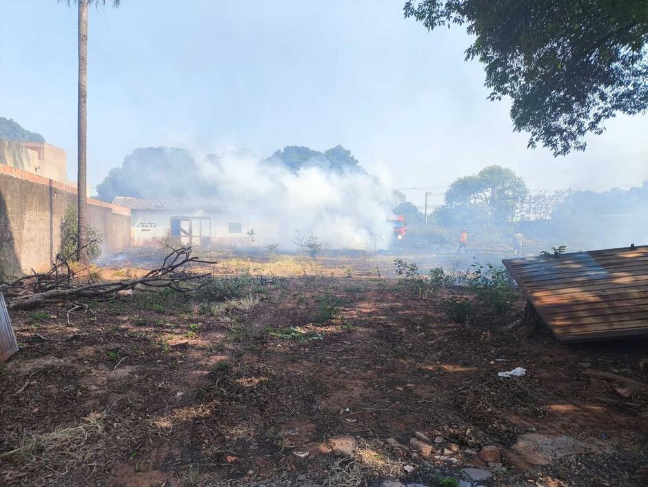 Terreno baldio é tomado por incêndio e fumaça na Mata do Jacinto 