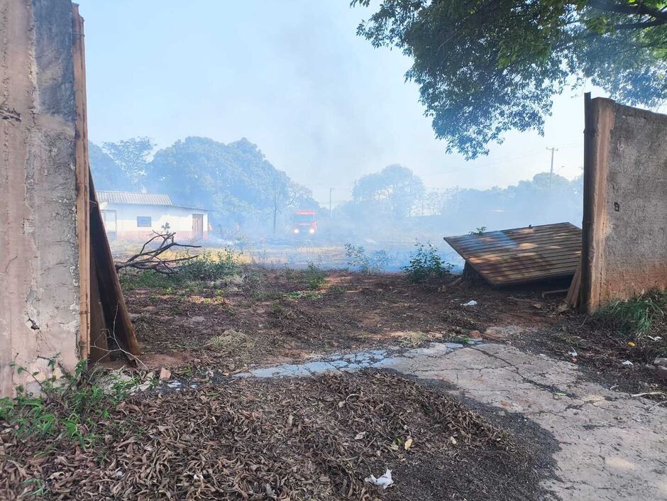 Terreno baldio é tomado por incêndio e fumaça na Mata do Jacinto 