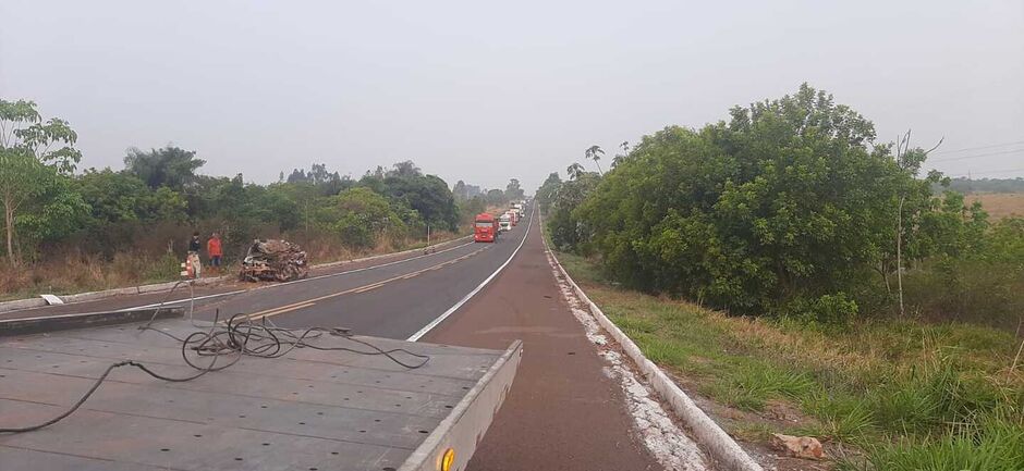 Destroços de um dos veículos envolvidos no acidente