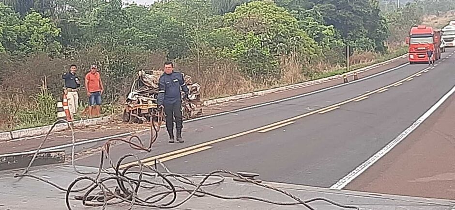 Destroços de um dos veículos envolvidos no acidente