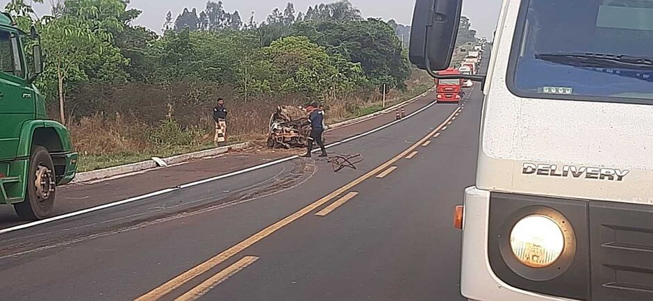 Destroços de um dos veículos envolvidos no acidente