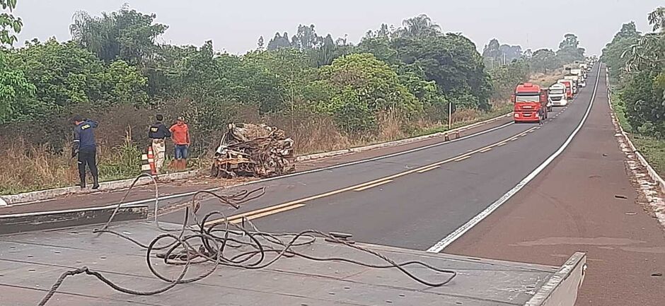 Destroços de um dos veículos envolvidos no acidente