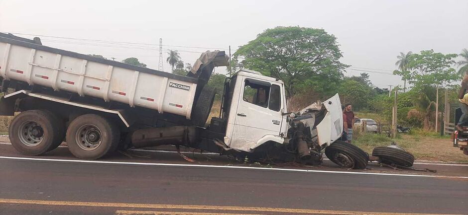 Destroços de um dos veículos envolvidos no acidente