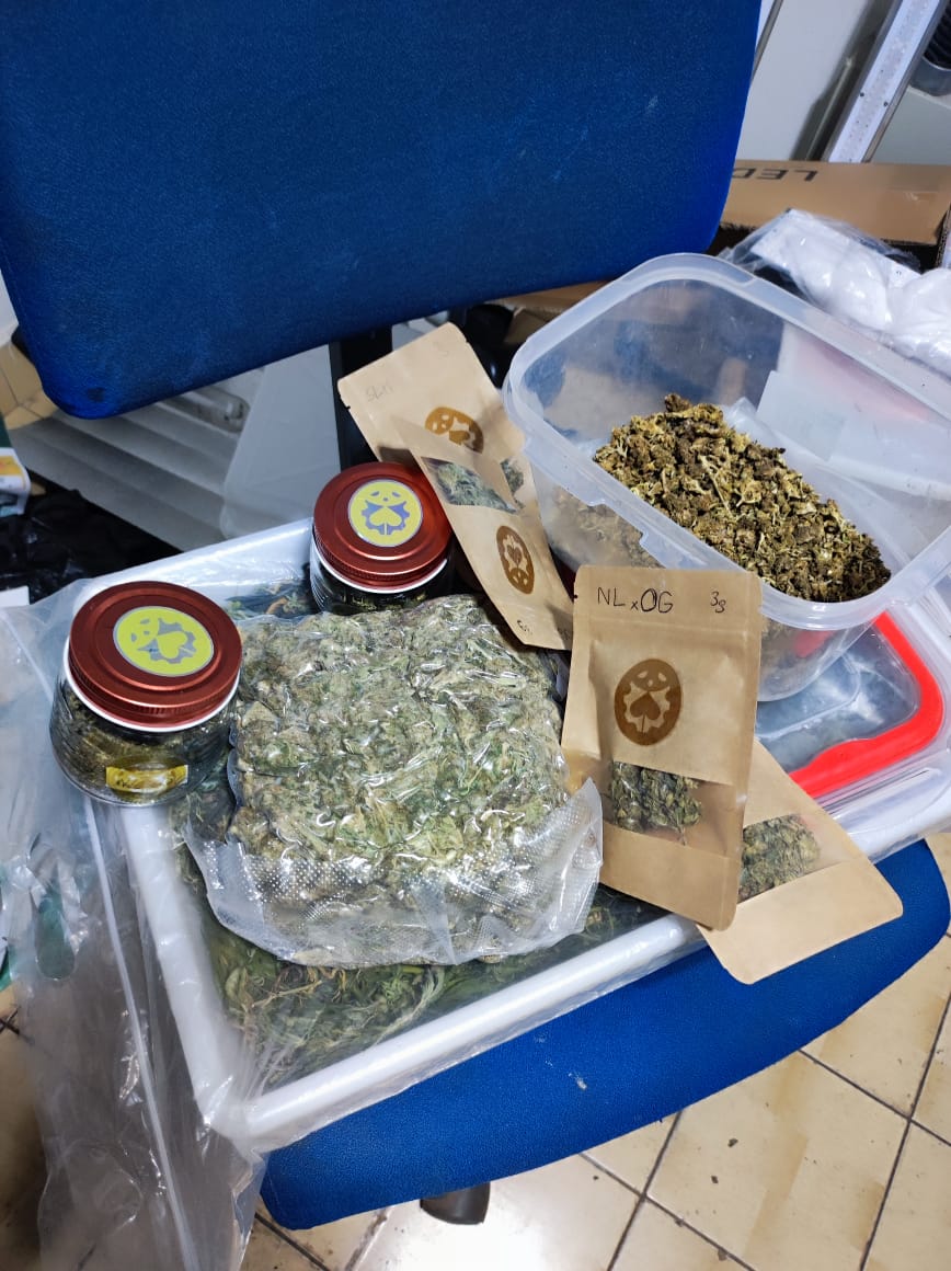 Durante a varredura no automóvel, foram encontradas porções de cocaín