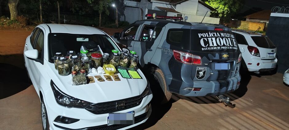 Durante a varredura no automóvel, foram encontradas porções de cocaín