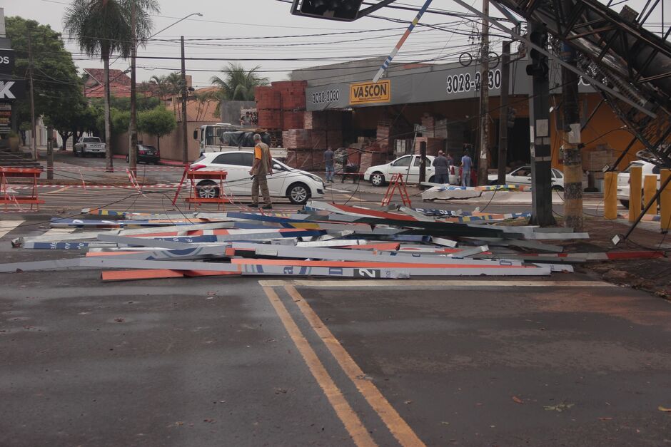 Chuva forte derruba painel de propagandas e causa transtorno na Avenida Zahran