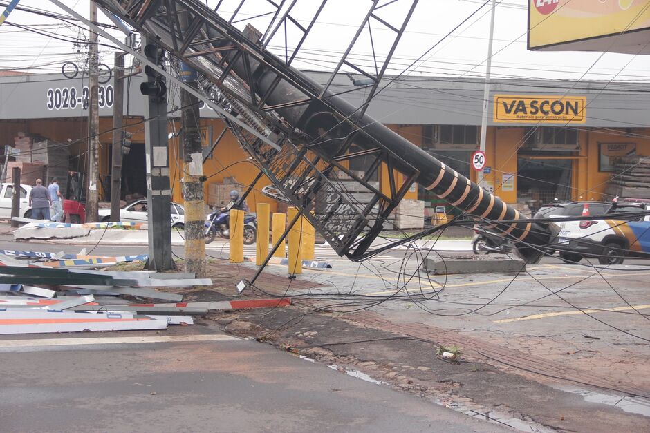 Chuva forte derruba painel de propagandas e causa transtorno na Avenida Zahran