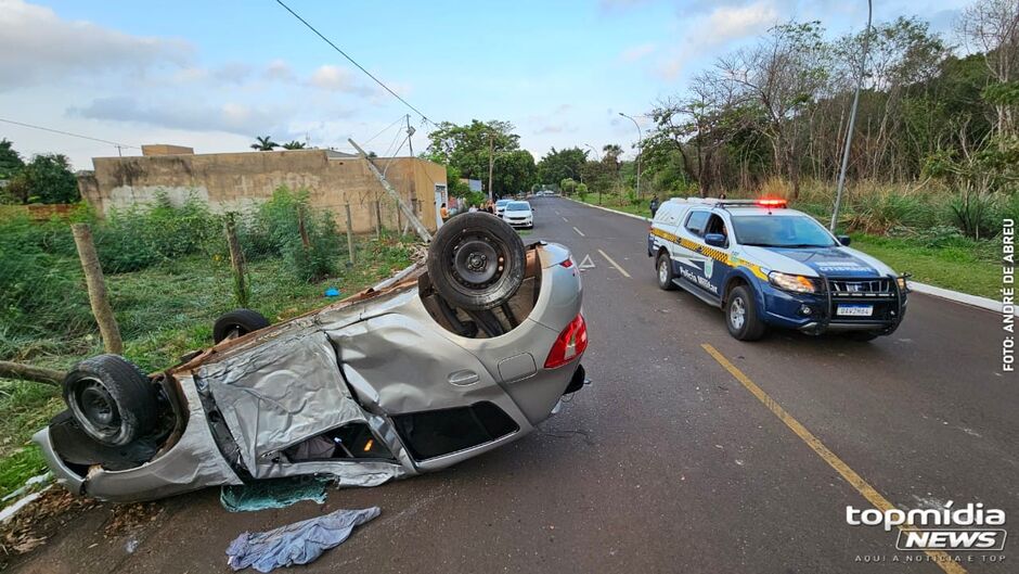 Carro ficou totalmente danificado após o acidente