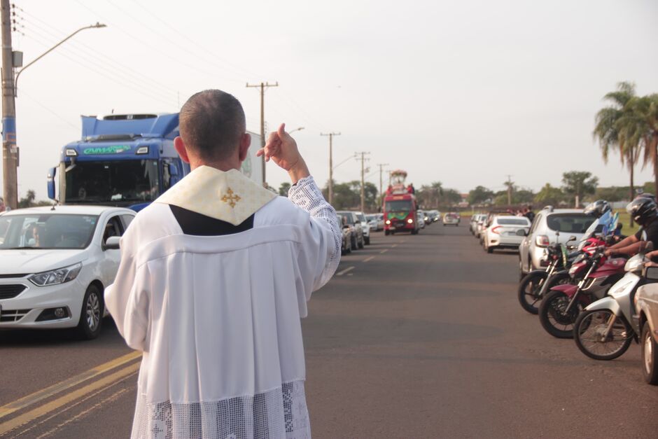 Ao final da carreata, a paróquia promoveu a bênção dos veículos