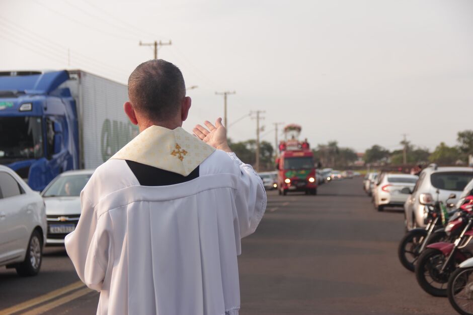 Ao final da carreata, a paróquia promoveu a bênção dos veículos