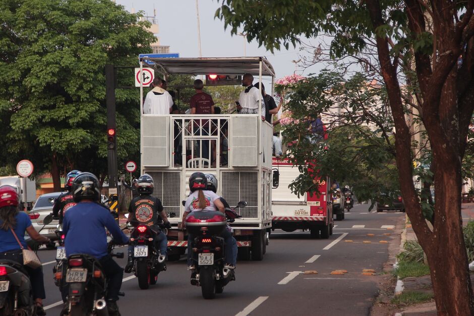 Ao final da carreata, a paróquia promoveu a bênção dos veículos