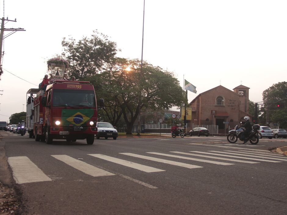 Ao final da carreata, a paróquia promoveu a bênção dos veículos