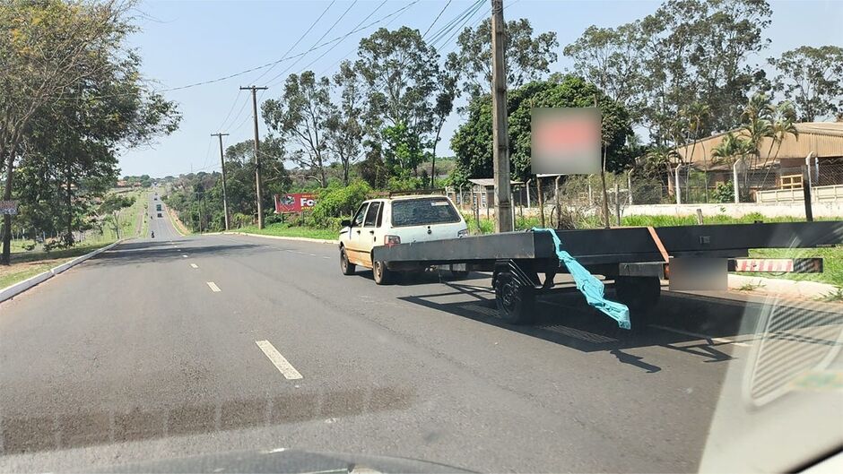 'Pau pra toda obra', Uno é flagrado carregando portão em rua no Rita Vieira 