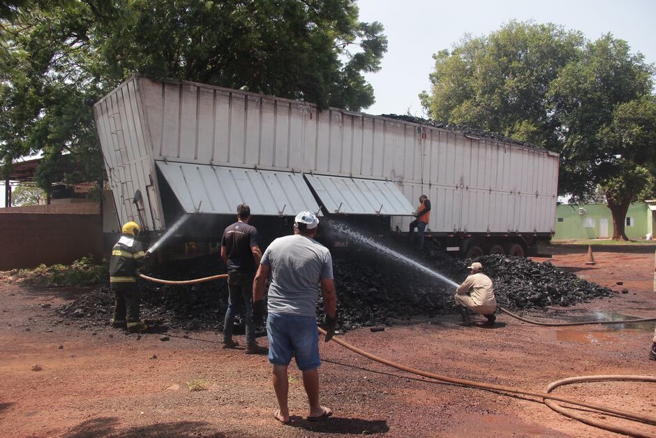 Carga de carvão pega fogo horas depois de ser carregado em carreta em Campo Grande 