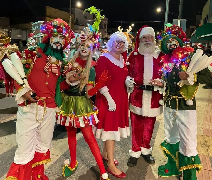 Casal Noel alegra público há 16 anos e já se prepara para o Natal deste ano 