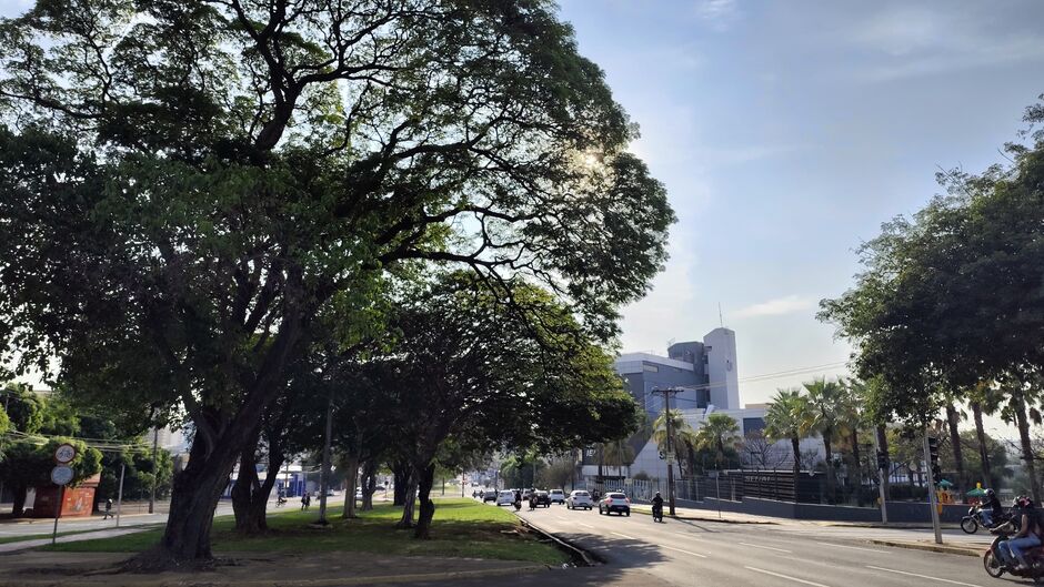 Campo Grande tem dia de sol e calor com previsão de chuva isolada