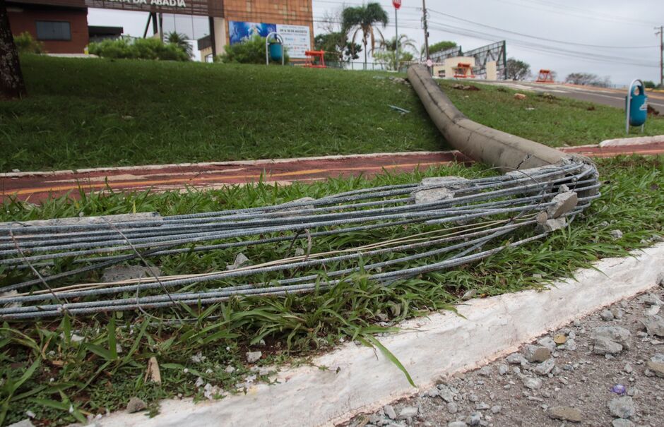 Poste ficou totalmete destruído 