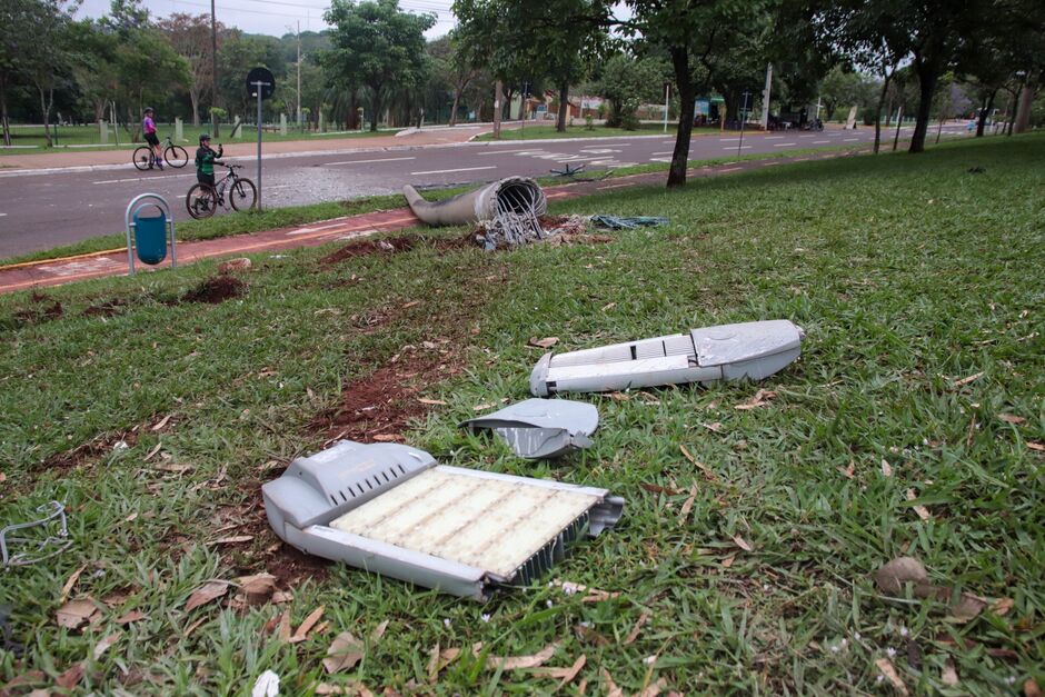 Poste ficou totalmete destruído 