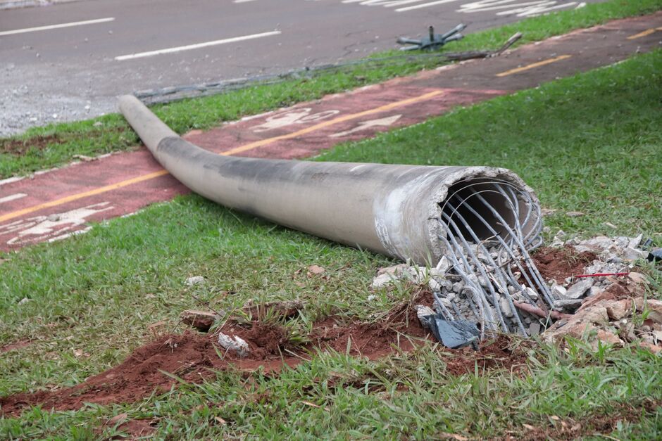 Poste ficou totalmete destruído 