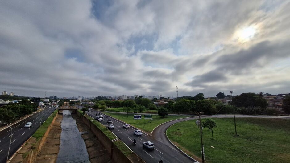 Semana termina com tempo fresco, mas previsão indica calor e chuva em MS