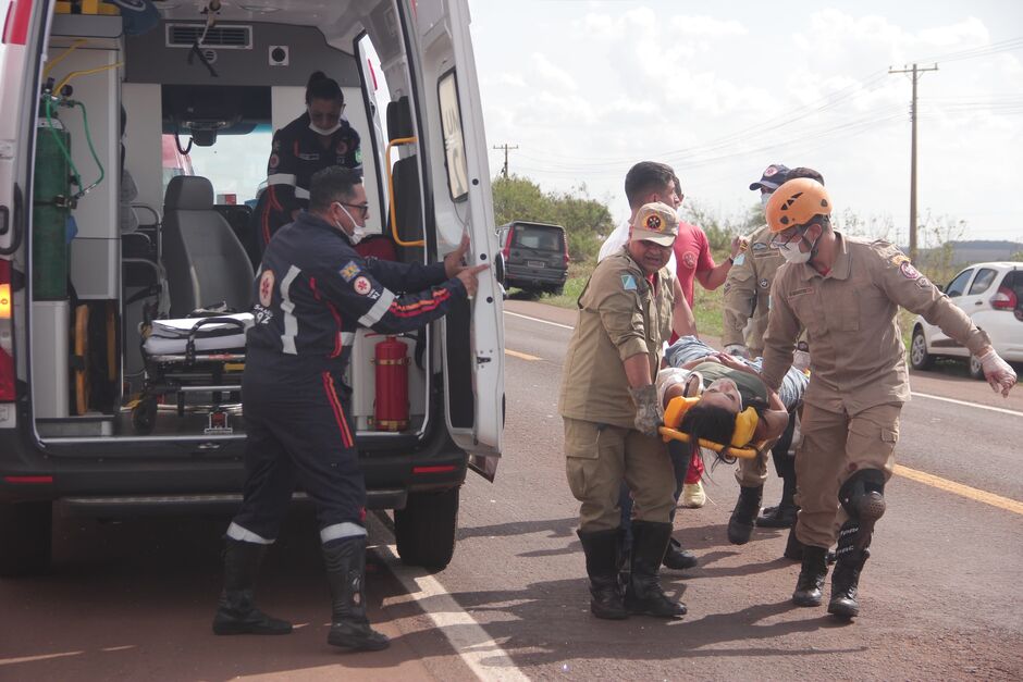 Vítimas foram socorridas pelos Bombeiros e Samu