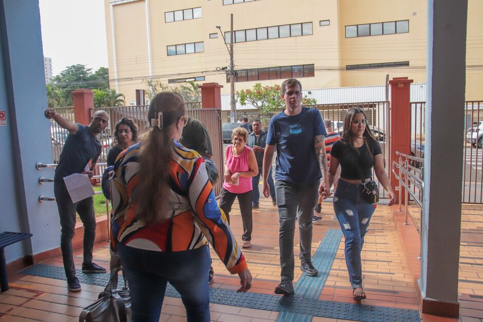 Eleitores no prédio da Unigran 