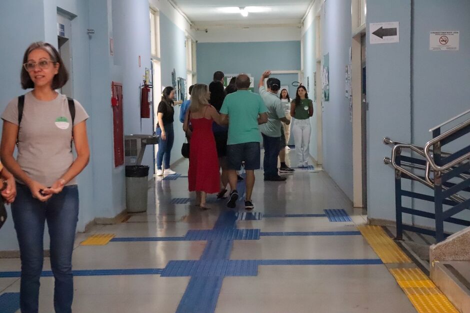 Eleitores no prédio da Unigran 