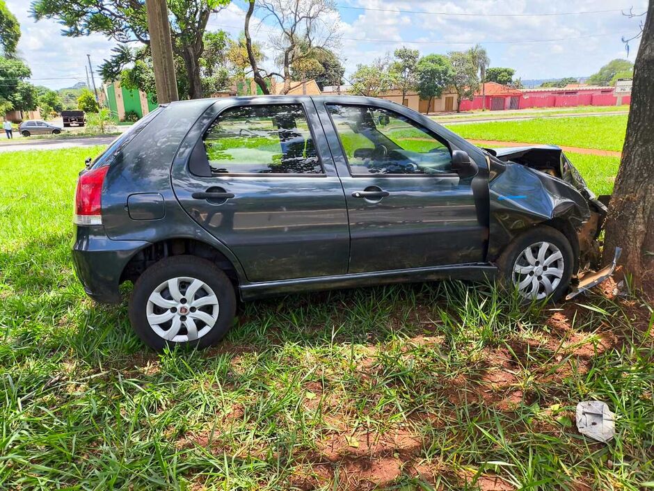 Com a batida, a parte frontal direita do carro ficou danificada