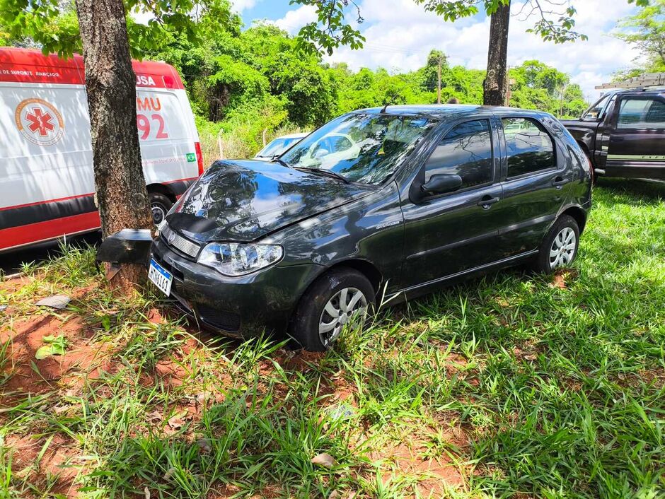 Com a batida, a parte frontal direita do carro ficou danificada