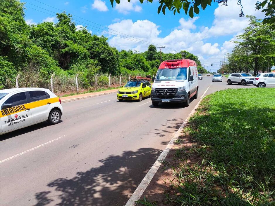 Com a batida, a parte frontal direita do carro ficou danificada