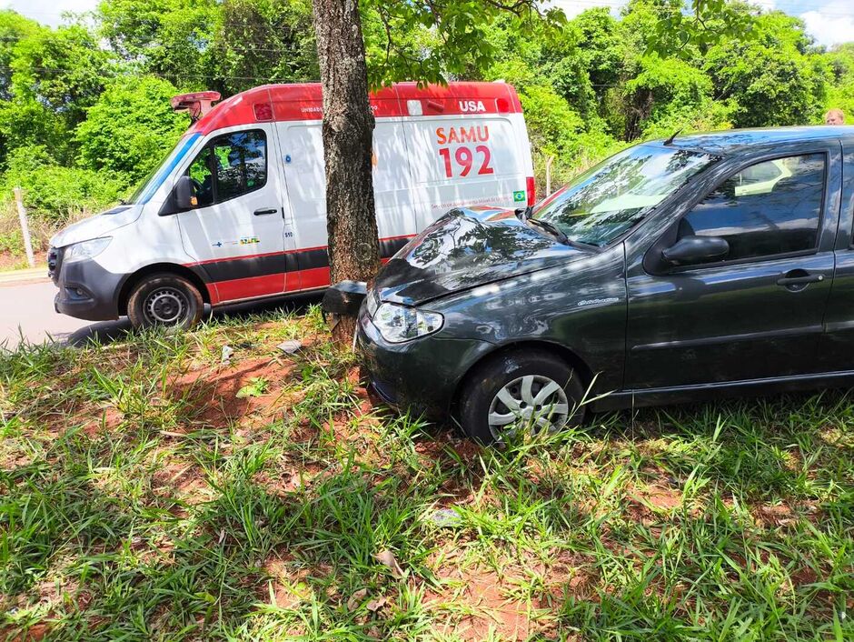 Com a batida, a parte frontal direita do carro ficou danificada