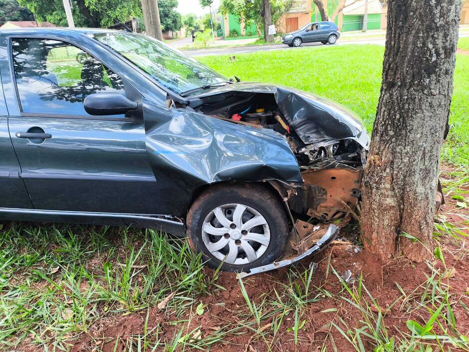 Com a batida, a parte frontal direita do carro ficou danificada