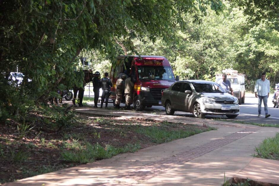 Acidente entre carro e moto deixa homem ferido no Parque dos Poderes 