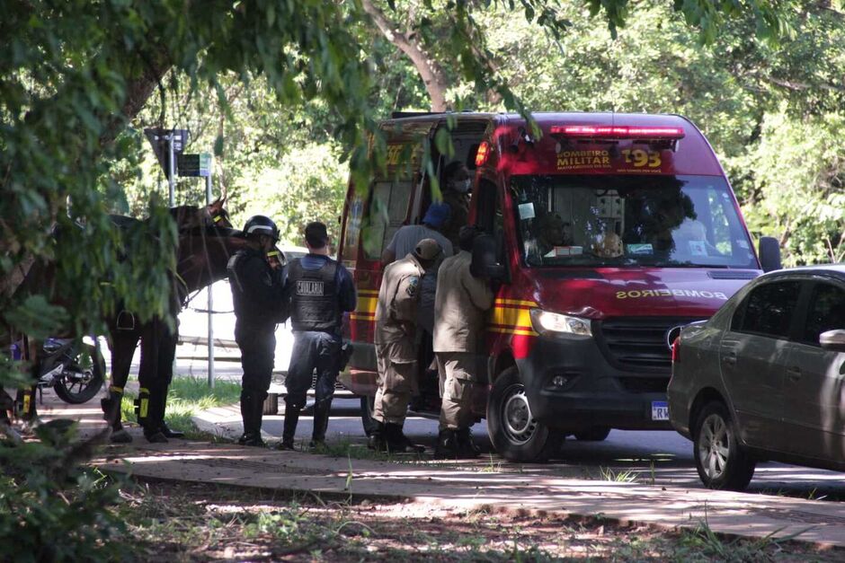 Acidente entre carro e moto deixa homem ferido no Parque dos Poderes 