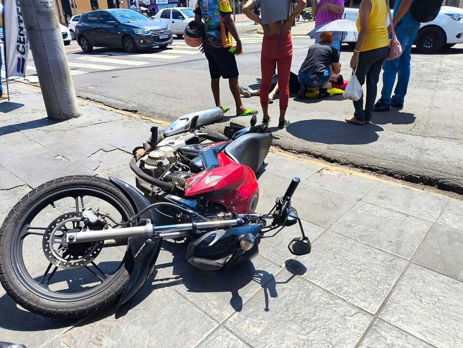 Idosa é atropelada por moto em cruzamento na Avenida Afonso Pena 