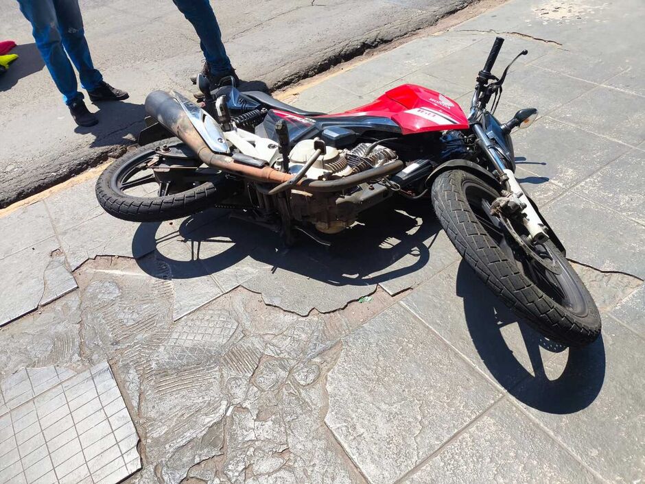 Idosa é atropelada por moto em cruzamento na Avenida Afonso Pena 