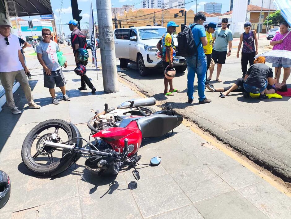 Idosa é atropelada por moto em cruzamento na Avenida Afonso Pena 