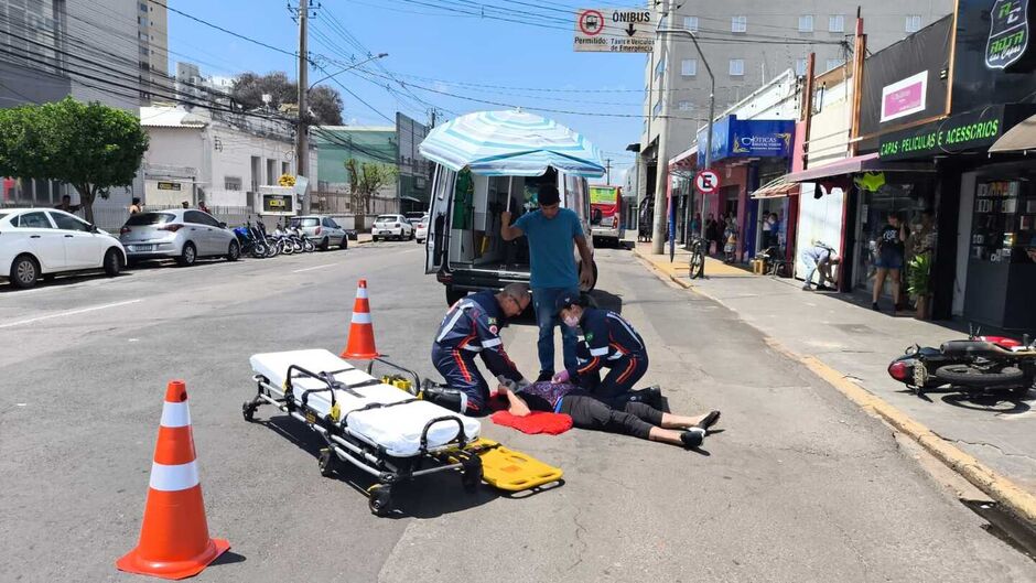 Idosa é atropelada por moto em cruzamento na Avenida Afonso Pena 