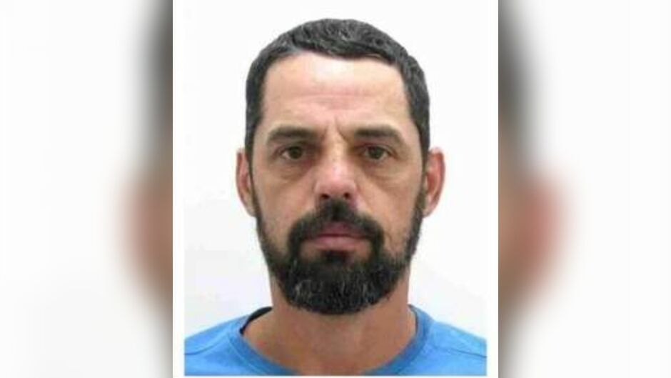 Em cartaz, a polícia pede que, qualquer informação que leve à captura de Flávio, seja repassada para a 1ª Deam