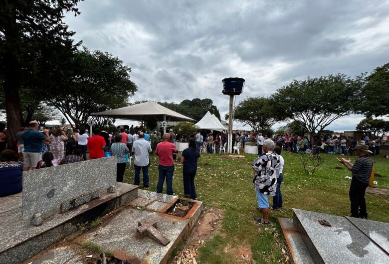 Douradenses lotam os dois principais cemitérios da cidade