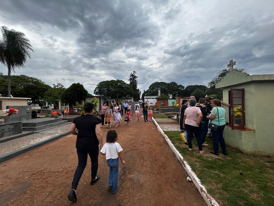 Douradenses lotam os dois principais cemitérios da cidade