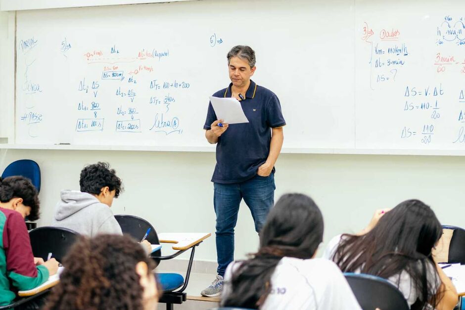 'Professor Pardal' dá aulas de Física e Matemática 