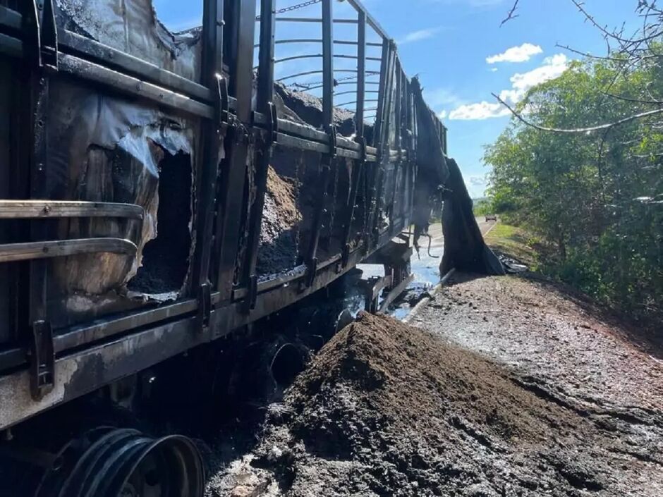 Veículo incendiado foi carregado no interior paulista 