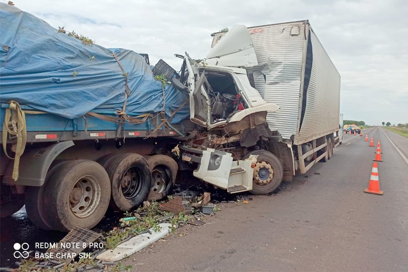 O caminhão baú ficou com a carroceria totalmente destruída