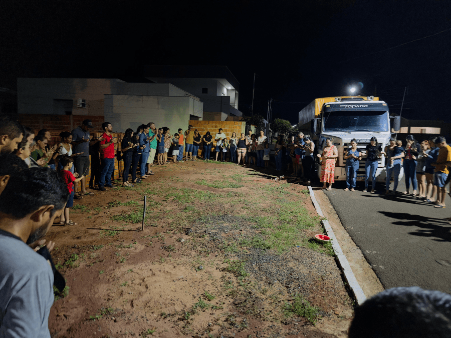 Diversos moradores, entre amigos, parentes e conhecidos, se reuniram para oração