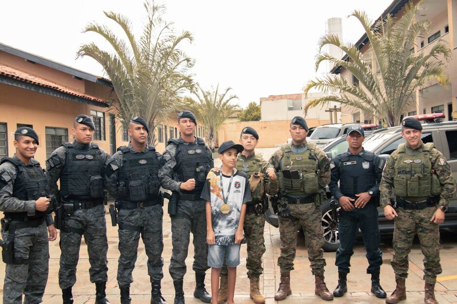 Além de receber as felicitações, as equipes entregaram presentes personalizados