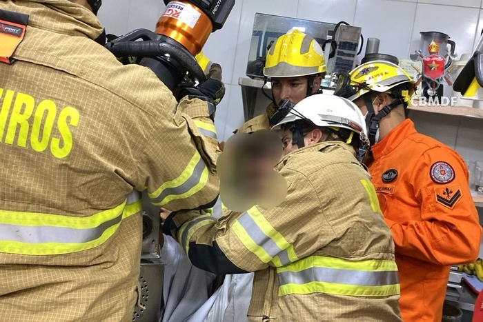 A equipe de socorro procurou acalmar a vítima durante o resgate