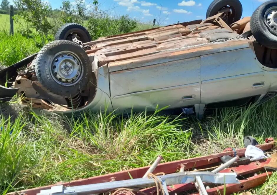 Carro capotou na MS-166